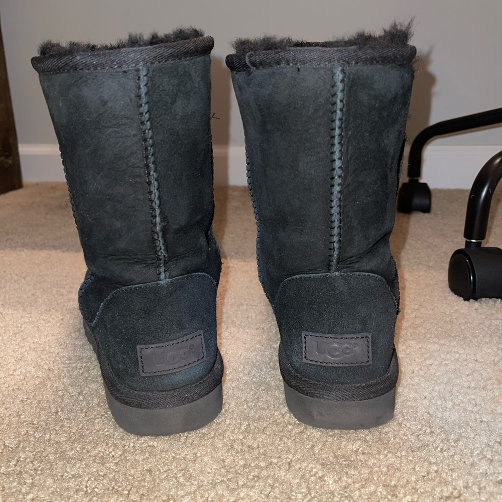 Black Ugg’s size 6. Good condition.